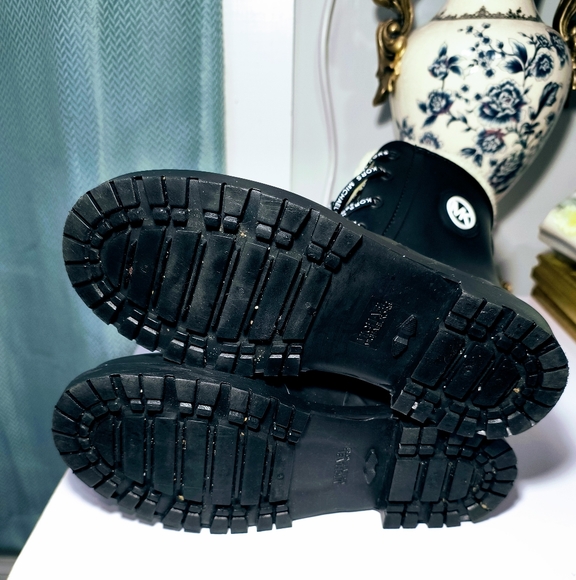 Super comfortable, soft and warm, Michael Kors Faux Shearling-Lined Rain Boots. - Picture 8 of 16